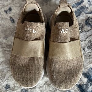 APL Tech Loom Bliss. Toddler 10. Gold. Used